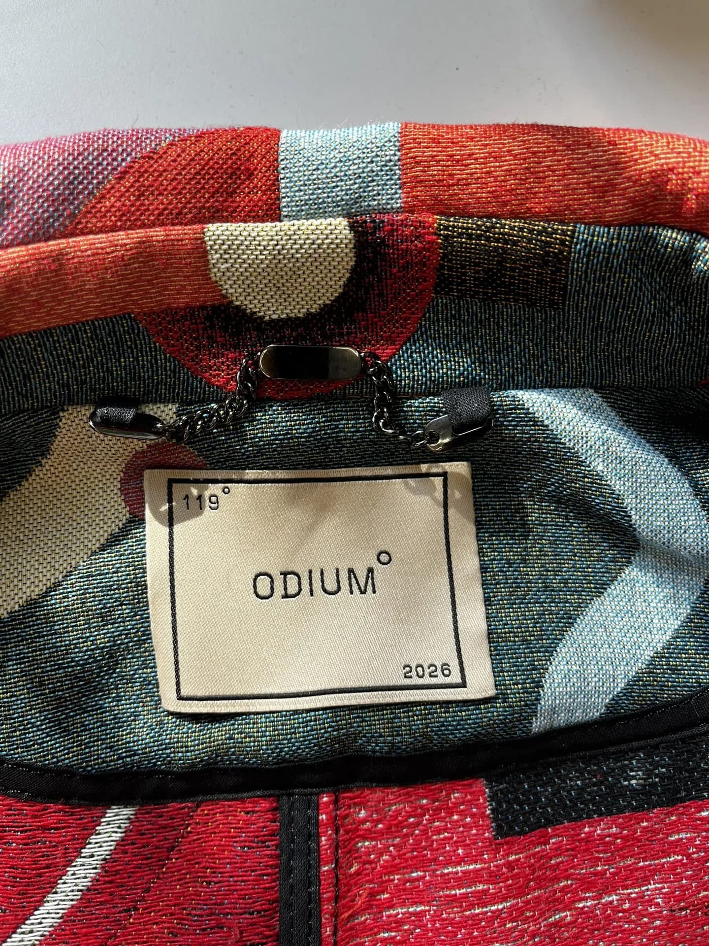 Бирка ODIUM на изделии